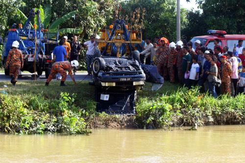 KERETA JATUH SUNGAI