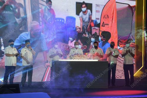 DATUK SERI ISMAIL SABRI YAAKOB