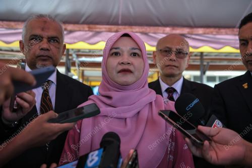 FADHLINA SIDEK
