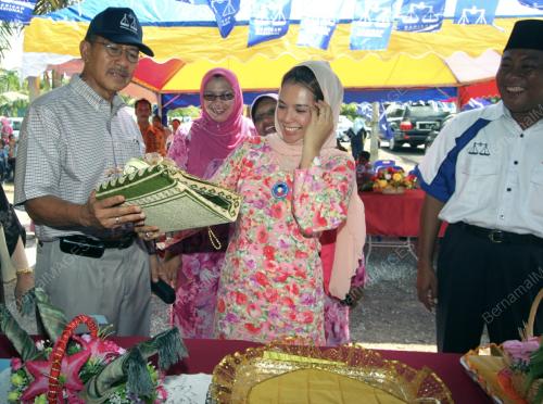 AZMI KHALID