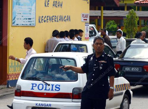 PELAJAR SEKOLAH BERGADUH