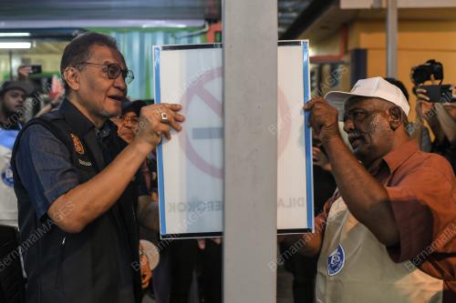 DATUK SERI DR DZULKEFLY AHMAD