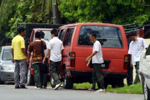 PELAJAR SEKOLAH BERGADUH