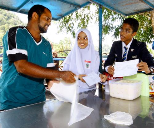 ANAK KEMBAR PENJUAL ROTI CANAI CEMERLANG PMR