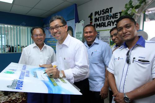 PR08_15102003_PUSAT_INTERNET