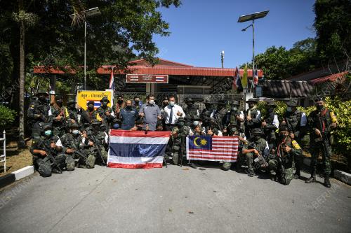 PEMBUKAAN SEMPADAN