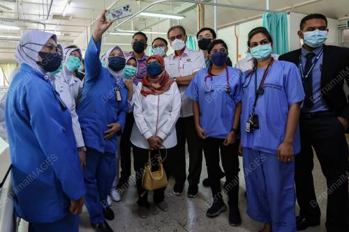 DATUK SERI DR DZULKEFLY AHMAD