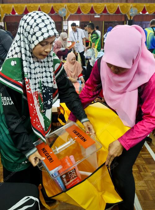 PERSIAPAN PETUGAS SPR DI PUSAT PENJUMLAHAN RASMI UNDI