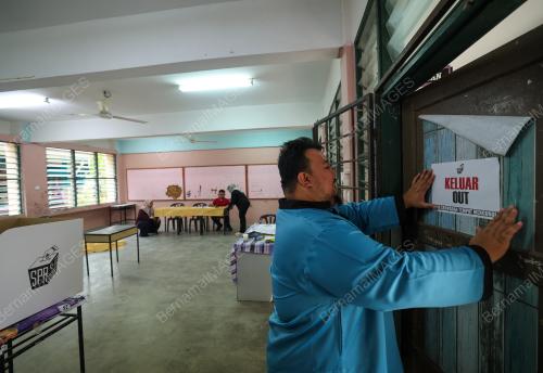 PERSIAPAN PETUGAS SPR DI SALURAN TEMPAT MENGUNDI