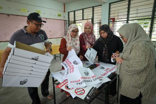 PERSIAPAN PETUGAS SPR DI SALURAN TEMPAT MENGUNDI