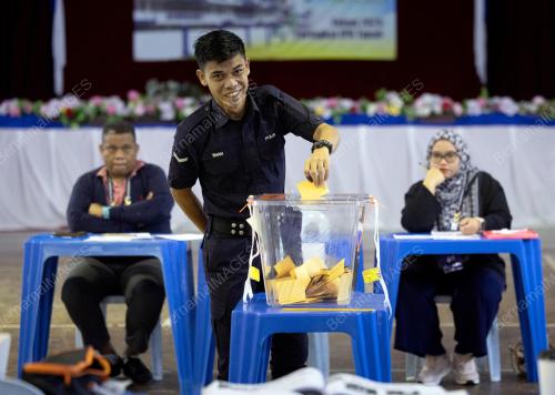 HARI MENGUNDI AWAL