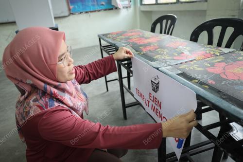 PERSIAPAN PETUGAS SPR DI SALURAN TEMPAT MENGUNDI