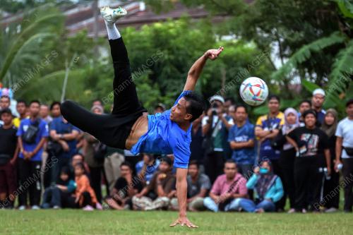 PERLAWANAN PERSAHABATAN AKMAL VS SANUSI