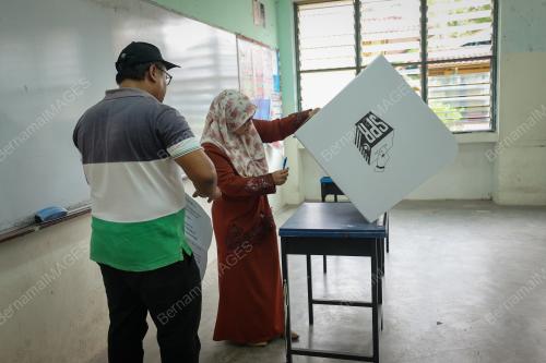 PERSIAPAN PETUGAS SPR DI SALURAN TEMPAT MENGUNDI
