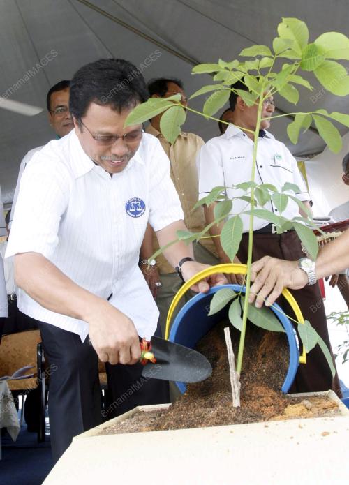 MOHD SHAFIE APDAL