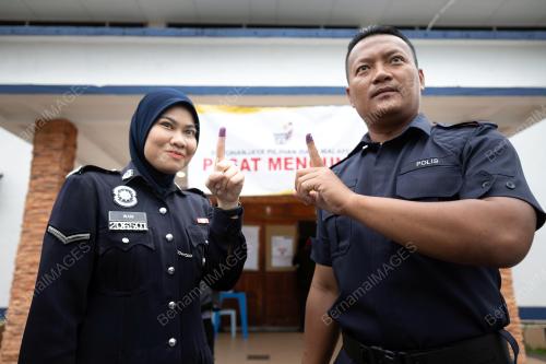 HARI MENGUNDI AWAL