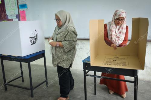 PERSIAPAN PETUGAS SPR DI SALURAN TEMPAT MENGUNDI
