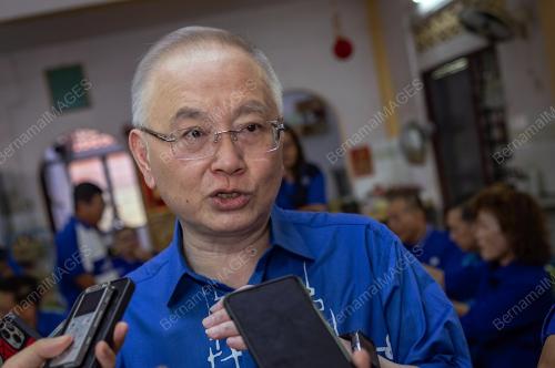 DATUK SERI DR WEE KA SIONG