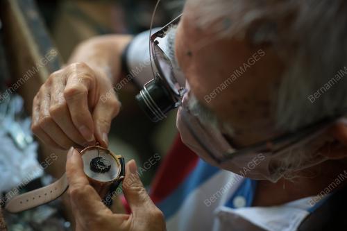 KERJA SI TUKANG JAM