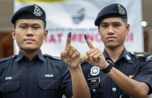 HARI MENGUNDI AWAL