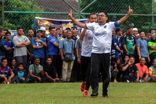 PERLAWANAN PERSAHABATAN AKMAL VS SANUSI