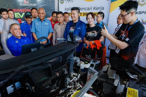 DATUK SERI SAARANI MOHAMAD