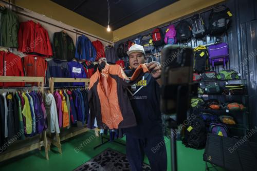 DARI PENDAKI KEPADA PENIAGA