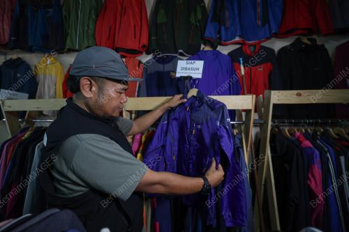 DARI PENDAKI KEPADA PENIAGA