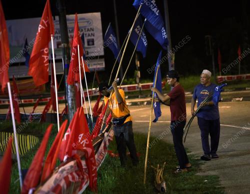 PETUGAS PN PASANG BENDERA