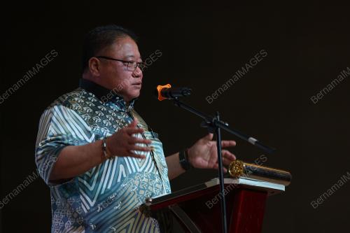 DATUK SERI TIONG KING SING