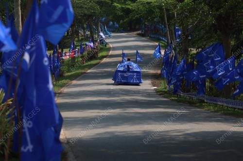 HIASAN KERETA KEBAL BENDERA PARTI