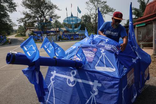 HIASAN KERETA KEBAL BENDERA PARTI