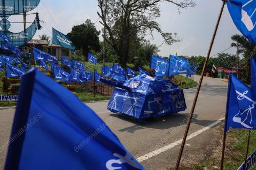 HIASAN KERETA KEBAL BENDERA PARTI