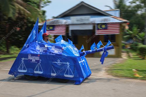 HIASAN KERETA KEBAL BENDERA PARTI