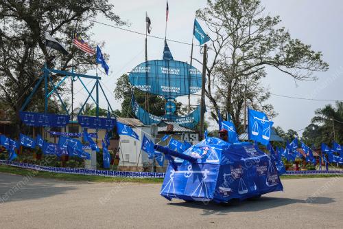 HIASAN KERETA KEBAL BENDERA PARTI