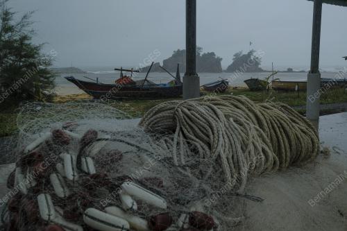 TINJAUAN CUACA HUJAN DAN LAUT BERGELORA