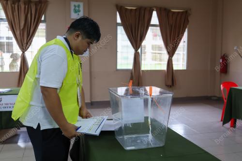 HARI MENGUNDI AWAL