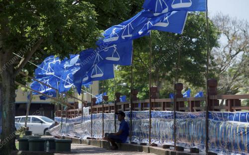 PRN07_01052016_BENDERA_PARTI