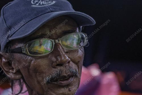 WARGA FELDA MENONTON PIALA DUNIA