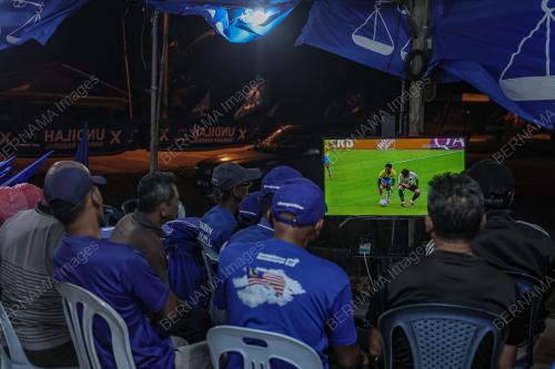 WARGA FELDA MENONTON PIALA DUNIA