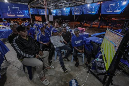 WARGA FELDA MENONTON PIALA DUNIA