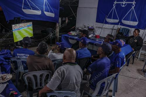 WARGA FELDA MENONTON PIALA DUNIA