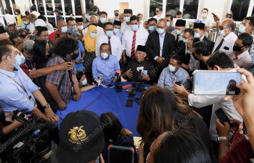 DATUK SERI BUNG MOKTAR RADIN