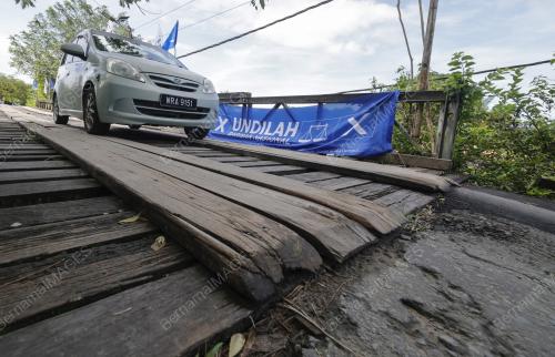 JAMBATAN KAMPUNG MEMBAKUT