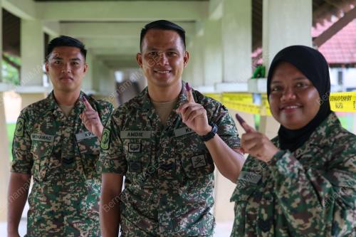 HARI MENGUNDI AWAL