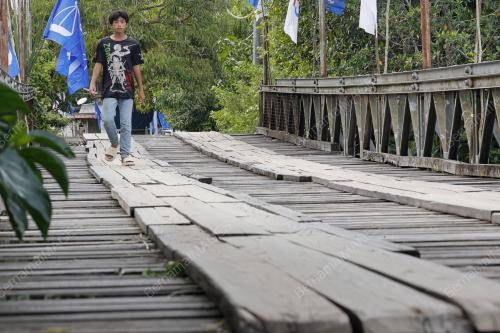 JAMBATAN KAMPUNG MEMBAKUT