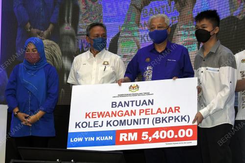 DATUK SERI ISMAIL SABRI YAAKOB