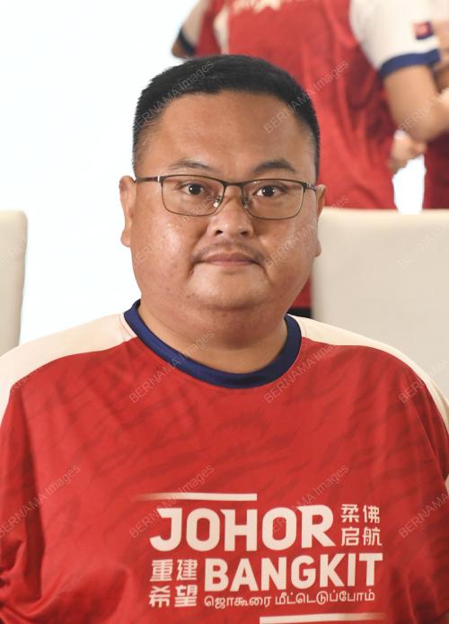 EE CHIN LI