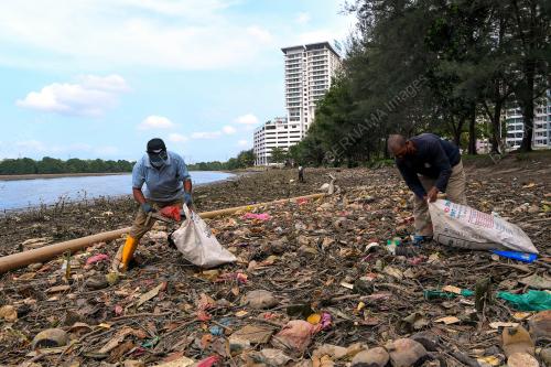 PENCEMARAN SUNGAI TEBRAU