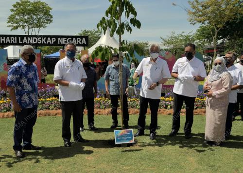 DATUK SERI ISMAIL SABRI YAAKOB